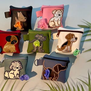 Support pour sac à crottes de chien brodé • Pochette en vinyle similicuir, clip pour laisse