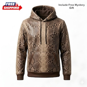 Pode incluir: Um moletom marrom e bege com estampa de pele de cobra, com bolso frontal e cordão. O moletom tem interior e acabamento marrons. A imagem inclui o texto "Include Free Mystery Gift".