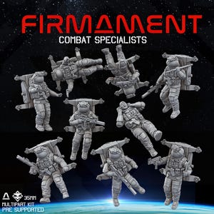 Peut inclure: Plusieurs figurines miniatures grises de spécialistes du combat en combinaisons spatiales, certaines avec des armes, dans diverses poses d'action. Le texte "FIRMANENT COMBAT SPECIALISTS" est affiché en haut. Kit multipartie.
