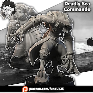 Op de afbeelding: Een grijs miniatuurfiguur getiteld Deadly Sea Commando, met een humanoïde personage in bepantsering met klauwhanden, een hoed met brede rand en een lange jas. Het figuur staat op een ronde voet, met een tweede aanzicht op de achtergrond.