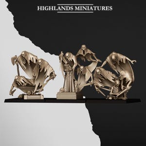Peut inclure: Un ensemble de figurines fantastiques beiges de Highlands Miniatures représentant plusieurs spectres en robes en lambeaux, avec des crânes et des armes comme des haches et des épées, disposés sur des socles rectangulaires sur un fond noir et blanc.
