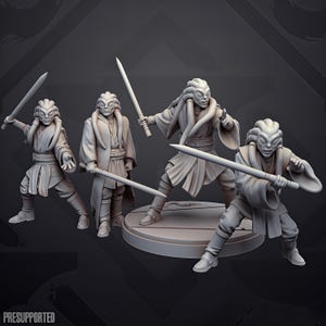 Könnte beinhalten: Ein Set aus vier unbemalten grauen Harz-Miniaturfiguren, die humanoide Charaktere mit geflochtenem Haar in geschichteten Gewändern und Gürteln darstellen, die jeweils eine schwertartige Waffe halten, mit dem Text PRESUPPORTED am unteren Rand.