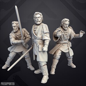 Op de afbeelding: Drie onbeschilderde, lichtgekleurde miniatuurfiguurtjes van hars van een bebaard persoon in gelaagde gewaden en laarzen. Eén figuur houdt een lang zwaard vast, één staat met de handen langs het lichaam en één heeft de handen omhoog. De tekst "PRESUPPORTED" staat onderaan.