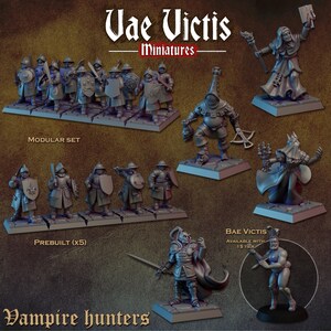 Puede incluir: Una colección de miniaturas de juegos de mesa en resina gris etiquetadas como Vae Victis Miniatures Vampire hunters. El set incluye soldados modulares con escudos y espadas, una figura encapuchada con antorcha, un ballestero y un personaje con capa.