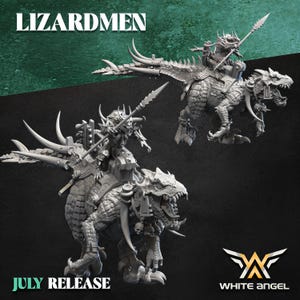 Könnte beinhalten: Zwei graue Miniaturfiguren von echsenartigen Kriegern auf großen, geschuppten Reptilien. Jeder Krieger hält einen langen Speer. Die Kreaturen haben spitze Hörner, offene Mäuler und Totenkopfverzierungen. Text: LIZARDMEN, JULY RELEASE, WHITE ANGEL.