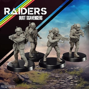 Op de afbeelding: Vier grijze miniatuurfiguren van soldaten in gevechtsuitrusting, elk op een zwarte cirkelvormige basis. De figuren zijn gewapend met geweren en andere uitrusting. De tekst "RAIDERS DUST SCAVENGERS" staat bovenaan de afbeelding.