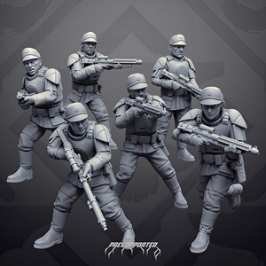 Può includere: Un set di sei miniature di soldati grigi in uniforme, ognuno con berretto con visiera e armatura tattica. Le figure sono in varie posizioni di combattimento e impugnano fucili a canna lunga. Il testo "PRESUPPORTED" è visibile in basso.