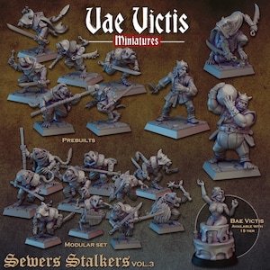 Op de afbeelding: Een verzameling grijze hars tabletop miniaturen met ratachtige wezens in diverse gevechtshoudingen met zwaarden, speren en schilden, naast een menselijk figuur en een vrouwelijk figuur op een taart, gelabeld als Vae Victis Miniatures Sewers Stalkers.