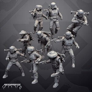 Op de afbeelding: Een verzameling van acht grijze hars miniatuurfiguren die soldaten in tactisch pantser met helmen, jetpacks en diverse handblasters afbeelden. Elk figuur staat in een dynamische actiehouding. De tekst "PRESUPPORTED" is onderaan zichtbaar.