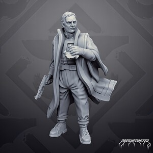 Op de afbeelding: Een grijze hars miniatuurfiguur van een staand persoon in een lange jas, broek en laarzen. Het figuur houdt een klein handapparaat in de ene hand en een pistool in de andere. De tekst "PRESUPPORTED" is zichtbaar in de rechterbenedenhoek.