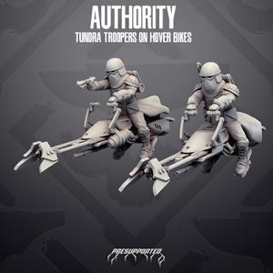 Op de afbeelding: Twee lichtgrijze miniatuurfiguren van toendratroepen op zweefmotoren. De troepen dragen helmen, gezichtsbedekking en harnassen, waarbij er één een blaster vasthoudt. De tekst AUTHORITY TUNDRA TROOPERS ON HOVER BIKES en PRESUPPORTED is zichtbaar op de afbeelding.