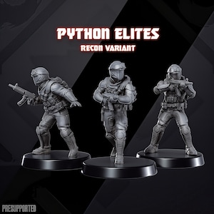 Può includere: Tre figure grigie in miniatura di soldati in equipaggiamento tattico, ognuno con un fucile. Le figure sono su basi circolari nere. Il testo "PYTHON ELITES RECON VARIANT" è visualizzato in rosso sopra le figure. La parola "PRESUPPORTED" è in basso.