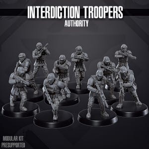 Pode incluir: Um grupo de figuras cinzentas em miniatura de soldados em poses de combate, cada um com um rifle. As figuras estão em bases circulares pretas. O texto "INTERDICTION TROOPERS AUTHORITY" está no topo. O texto "MODULAR KIT PRESUPPORTED" está na parte inferior.