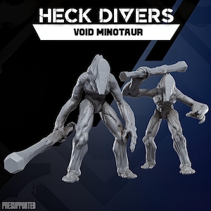 Könnte beinhalten: Zwei graue, unbemalte Miniaturfiguren aus Kunstharz mit der Aufschrift HECK DIVERS VOID MINOTAUR. Jede Kreatur hat einen glatten, länglichen Kopf, muskulöse Gliedmaßen und Klauenhände. Eine Figur hält eine lange Keule mit sechseckigem Ende.