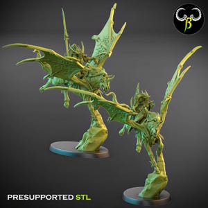 Può includere: Due miniature verde chiaro raffiguranti creature alate con cavalieri, ciascuna montata su una base rocciosa. Le figure presentano dettagli complessi, tra cui grandi ali, corna e lance appuntite. Il testo "PRESUPPORTED STL" è visibile.