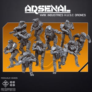 Op de afbeelding: Een verzameling grijze, onbeschilderde miniatuur robotfiguren met het label ARSENAL VARK INDUSTRIES H.U.S.C. DRONES. De figuren hebben verschillende houdingen, modulaire koppen en mechanische details, gepresenteerd als een set voorgesteunde spelminiaturen.