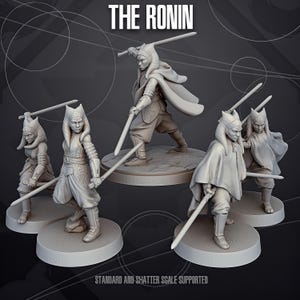 Op de afbeelding: Een set van vijf ongeverfde grijze hars miniatuurfiguren getiteld THE RONIN, met personages met hoofdstaarten, capes en zwaarden in verschillende gevechtshoudingen op ronde voetstukken. De tekst luidt THE RONIN en STANDARD AND SHATTER SCALE SUPPORTED.