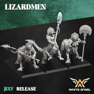Könnte beinhalten: Drei graue, echsenartige Kreaturen-Miniaturen mit Reptilienschuppen, Schwänzen und verzierten Kopfbedeckungen. Jede Figur hält eine eigene Stangenwaffe. Der Text LIZARDMEN, JULY RELEASE und WHITE ANGEL ist auf dem Bildhintergrund zu sehen.