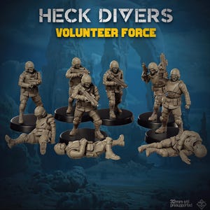 Könnte beinhalten: Eine Sammlung von Miniaturfiguren, die Soldaten in Kampfposen darstellen. Die Figuren sind in einer neutralen Farbe gehalten und tragen Helme und Waffen. Der Text "HECK DIVERS VOLUNTEER FORCE" ist oben zu sehen. Die Figuren stehen auf schwarzen Sockeln.