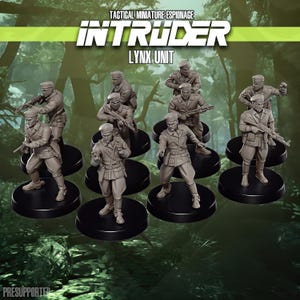 Może przedstawiać: Zestaw miniaturowych figurek żołnierzy w mundurach wojskowych, trzymających karabiny i stojących na czarnych podstawach. U góry widnieje napis "INTRUDER LYNX UNIT", a nad nim "TACTICAL MINIATURE ESPIONAGE".