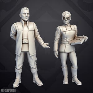 Op de afbeelding: Twee ongeverfde, gebroken witte miniatuurfiguren in uniform. De linkerfiguur staat met één hand uitgestrekt. De rechterfiguur draagt een bril en houdt een rechthoekig apparaat vast. De tekst "PRESUPPORTED" is zichtbaar in de linkerbenedenhoek.