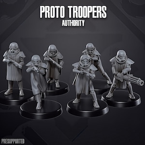 Könnte beinhalten: Ein Set aus sechs grauen Miniatur-Soldatenfiguren mit der Aufschrift PROTO TROOPERS AUTHORITY. Jede Figur trägt einen Helm, eine Schutzbrille und einen langen Mantel auf einem runden schwarzen Sockel. Sie sind mit Gewehren und einer Gatling-Waffe ausgestattet.