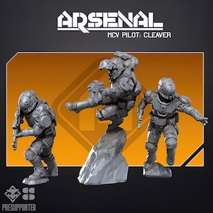 Peut inclure: Trois figurines miniatures en résine grise représentant des soldats en équipement tactique et casques. La figurine centrale est en plein saut sur un socle rocheux, tandis que les autres sont dans des poses dynamiques. Texte : ARSENAL MCV PILOT: CLEAVER et PRESUPPORTED.