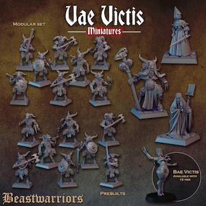 Puede incluir: Una colección de figuras en miniatura grises etiquetadas como Vae Victis Miniatures y Beastwarriors. El conjunto incluye varios guerreros con cuernos que sostienen armas y escudos, una figura con túnica con un bastón y una figura humana.