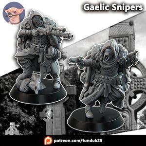 Könnte beinhalten: Zwei graue Miniaturfiguren mit dem Titel Gaelic Snipers. Eine Figur trägt einen Kapuzenumhang, kniet auf einem Schädel und hält ein Scharfschützengewehr. Die zweite Figur trägt einen Kapuzenumhang mit Maske und hält zwei Pistolen. Schwarze Sockel.
