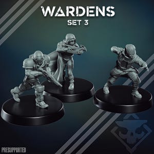 Può includere: Tre miniature grigie etichettate WARDENS SET 3. Una figura è inginocchiata con un fucile, un'altra è in piedi con una balestra e un mantello, e la terza è in una posa dinamica. Ogni figura è su una base nera circolare. Il testo recita PRESUPPORTED.