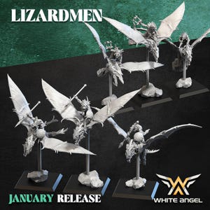 Peut inclure: Un ensemble de cinq figurines miniatures gris non peintes représentant des cavaliers ressemblant à des lézards montés sur des créatures ptérosaures ailées. Chaque figurine est surélevée sur une tige fine fixée à une base carrée. Texte visible : LIZARDMEN JANUARY RELEASE et WHITE ANGEL.