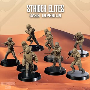 Puede incluir: Un conjunto de siete figuras de soldados en miniatura de 35 mm de color tostado, cada una montada sobre una base circular negra. Las figuras presentan diversas posturas de acción, con armaduras y cascos. Texto: STRIDER ELITES OASIS IMPERIUM.