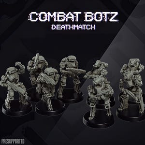 Op de afbeelding: Een verzameling grijze robotfiguren, elk gewapend met een wapen en gemonteerd op een zwarte basis. De tekst "COMBAT BOTZ DEATHMATCH" staat boven de figuren. Het woord "PRESUPPORTED" staat onderaan.