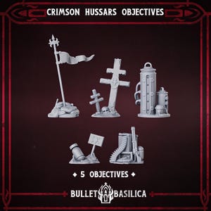 Könnte beinhalten: Ein Set aus fünf grauen Miniatur-Spielzielen mit der Aufschrift CRIMSON HUSSARS OBJECTIVES und 5 OBJECTIVES von BULLET BASILICA. Die Teile umfassen eine Flagge auf Sandsäcken, zwei Kreuze mit Totenkopf, einen zylindrischen Tank, ein Schild und Munition.