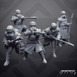 Op de afbeelding: Een set van vijf grijze, onbeschilderde miniatuursoldaatjes in tactische uitrusting, inclusief helmen met vizieren, gasmaskers en lange jassen. Elk figuur houdt een geweer met een lange loop vast. De tekst "PRESUPPORTED" is rechtsonder zichtbaar.