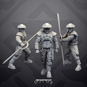 Könnte beinhalten: Drei graue Miniaturfiguren in Uniform, jede mit geriffeltem Helm, Brustpanzer und Stiefeln. Zwei Figuren halten lange, beidseitige Stangenwaffen mit kreisförmigen Parierstangen, während die mittlere Figur mit herabhängenden Armen steht. Text: PRESUPPORTED.