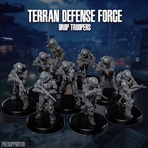 Pode incluir: Um conjunto de oito figuras de soldados em miniatura cinzentas intituladas Terran Defense Force Drop Troopers. Cada figura usa uma armadura tática com capacete e carrega um rifle. As figuras estão montadas em bases circulares pretas individuais. O texto diz Terran Defense Force Drop Troopers e Presupported.