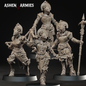 Op de afbeelding: Vier beige miniatuurfiguurtjes van gepantserde ridders op ronde voetstukken. Elke ridder draagt een helm met een kruisembleem, plaatpantser en een riem met kruisdetails. Eén ridder houdt een vlegel vast, een andere een hellebaard, met gedetailleerde harnassen.
