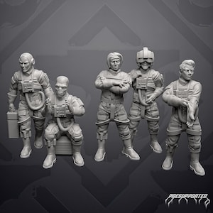 Könnte beinhalten: Ein Set aus fünf grauen, unbemalten Miniaturfiguren, die Piloten in Fluganzügen mit Brustkästen und Helmen darstellen. Die Figuren stehen oder sitzen in verschiedenen Posen, eine hält einen Koffer. Der Text "PRESUPPORTED" ist unten zu sehen.