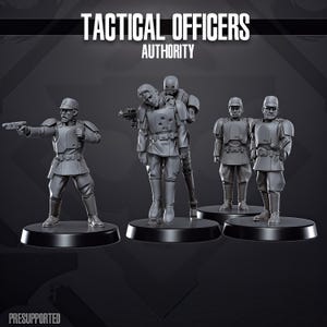 Könnte beinhalten: Graustufenbild mit Miniaturfiguren von taktischen Offizieren. Die Figuren tragen Uniformen im Militärstil, einige halten Waffen. Der Text "TACTICAL OFFICERS AUTHORITY" ist oben zu sehen, mit "PRESUPPORTED" unten.