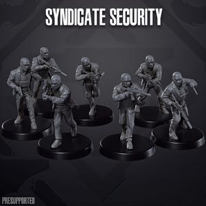 Op de afbeelding: Een set van zeven grijze miniatuurfiguurtjes met de tekst SYNDICATE SECURITY. Elk figuur draagt een masker en tactische kleding en houdt verschillende vuurwapens of messen vast. De figuren staan op zwarte, ronde voetstukken.