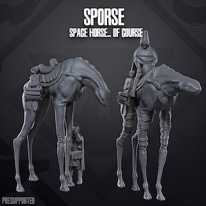 Pode incluir: Um conjunto de miniaturas de resina cinza apresentando uma criatura alta e esguia que se assemelha a um cavalo com pernas longas e uma sela, acompanhada por uma figura em pé. O texto SPORSE SPACE HORSE.. OF COURSE e PRESUPPORTED é visível.