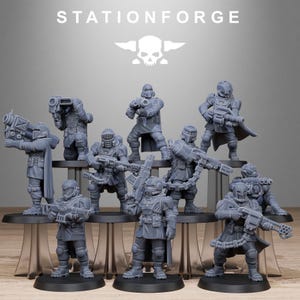 Può includere: Una collezione di figurine grigie di soldati in miniatura, ognuno con un'arma. Le figurine sono su piattaforme nere, con la scritta "STATIONFORGE" e un logo a forma di teschio sullo sfondo. I soldati sono in varie pose.