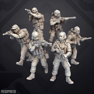 Peut inclure: Un ensemble de six figurines miniatures de soldats non peintes en équipement tactique, chacune tenant un fusil ou un fusil à pompe. Les personnages portent des gilets, des casques et des masques, dans diverses postures de combat. Le texte PRESUPPORTED est visible en bas.