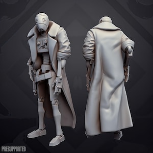 Op de afbeelding: Een lichtgrijze hars miniatuurfiguur van een robotachtig personage in een lange trenchcoat. Het figuur wordt getoond vanuit zowel voor- als achteraanzicht, met een gladde helm, mechanische gewrichten en de tekst PRESUPPORTED onderaan.