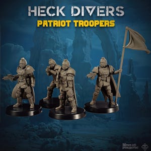 Könnte beinhalten: Vier beigefarbene Miniatur-Soldatenfiguren mit der Aufschrift Heck Divers Patriot Troopers. Jede Figur trägt taktische Rüstung, einen Helm und einen Umhang. Eine Figur hält eine Flagge an einem Stab, während die anderen Gewehre tragen.