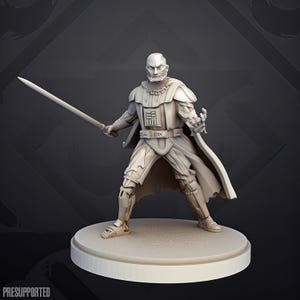 Könnte beinhalten: Eine hellbeige Miniaturfigur eines kahlköpfigen, vernarbten Kriegers in gepanzerten Gewändern, der ein langes, dünnes Schwert in einer Hand hält und die andere Hand nach vorne streckt. Die Figur steht auf einem runden Sockel mit dem Text PRESUPPORTED.