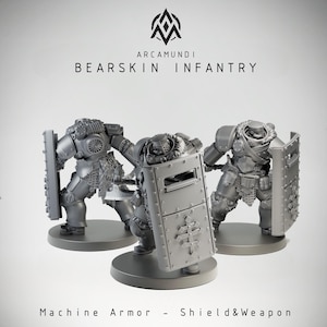 Könnte beinhalten: Drei graue Miniaturfiguren mit der Aufschrift Arcamundi Bearskin Infantry, die Soldaten in schwerer Maschinenrüstung darstellen. Jede Figur hält einen großen rechteckigen Schild mit Kreuzemblem und eine Waffe auf runden Sockeln.