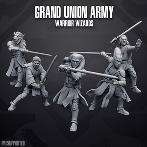 Könnte beinhalten: Ein Set aus fünf grauen Miniaturfiguren mit der Aufschrift GRAND UNION ARMY WARRIOR WIZARDS. Jede Figur trägt Roben und Rüstung und hält ein Schwert in Kampfhaltung. Die Charaktere haben unterschiedliche Kopfformen, darunter ein löwenartiges Gesicht.