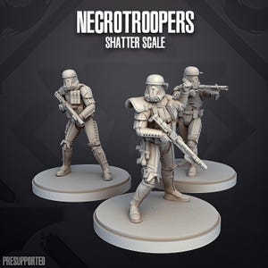 Może przedstawiać: Trzy miniaturowe figurki opancerzonych żołnierzy z napisem NECROTROOPERS SHATTER SCALE. Każda postać ma na sobie hełm, napierśnik i ekwipunek oraz trzyma długi karabin. Figurki stoją na okrągłych podstawkach w jasnobeżowym kolorze.
